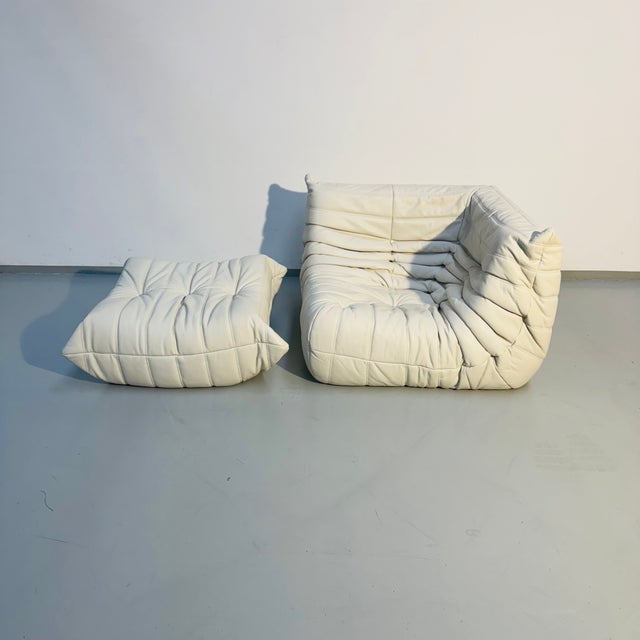 Mid-Century Modern Set of French Togo Chair with Ottoman in White Leather by Michel Ducaroy for Ligne Roset, 1970s, Set of 2 For Sale - Image 3 of 12