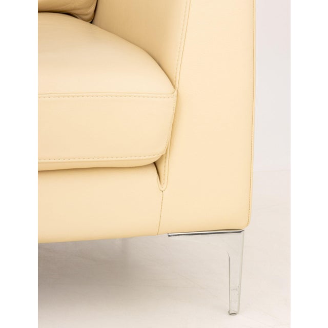 Pair of Nicoletti Off-White Leather Upholstered Club Chairs For Sale In New York - Image 6 of 8