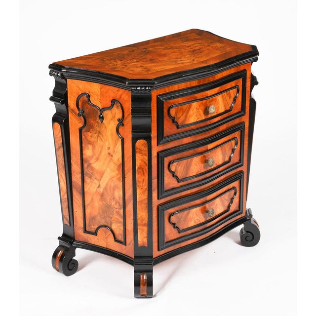 Antique Italian Burr Walnut Serpentine Bedside Chests, 1700s, Set of 2 For Sale - Image 4 of 18