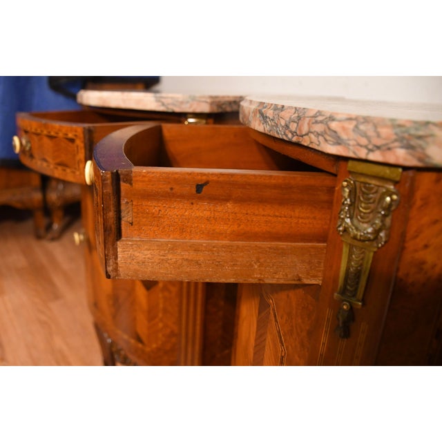 1900 Antique French Louis XV Walnut Inlay & Marble Top Pair Nightstands / Bedside Tables For Sale - Image 11 of 17