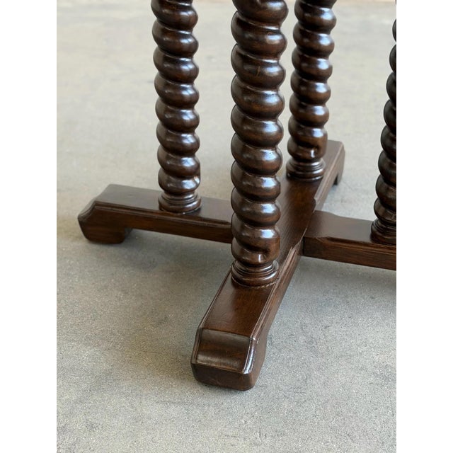 W42 D42 H30.25 KC27.75 A vintage round dining table featuring four turned bobbin-style legs and a cross-shaped pedestal...