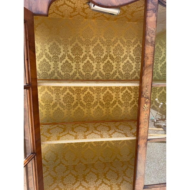 1970s Hand Painted Gold Leaf Chinoiserie Vitrine Burl Wood Display Cabinet For Sale - Image 14 of 16