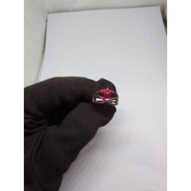 Gemstone details Gold Purity: 18K Solid Gold Ruby: 0.93 cts 18K gold Net weight: 3.38 grams Gross weight: 4.07 grams CODE: BH