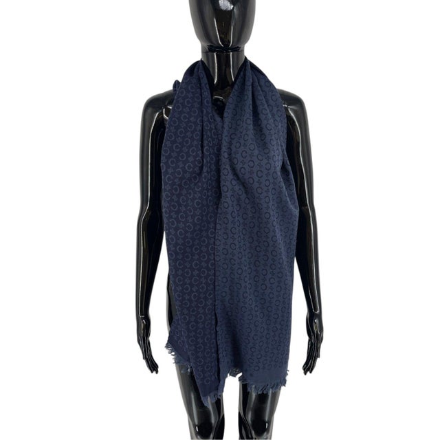 Celine Navy Blue Reversible 60% Cashmere 40% Wool Scarf. Reversible jacquard with an all-over C and Celine carriage-logo...