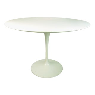 White Cast Aluminum & Laquered Wood Tulip Round Table by Eero Saarinen for Knoll International, 1980s For Sale