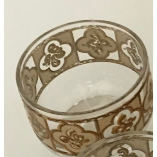 Culver Ltd. Mid-Century Modern Culver Clover Martini Pitcher & Four Footed Glasses- 6 Pieces Very Retro! For Sale - Image 4 of 5