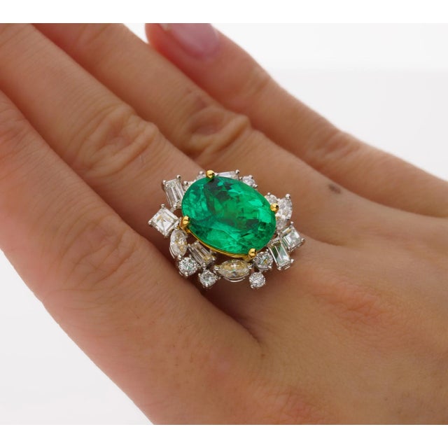 Metal Late 20th Century 6.79 Carat Minor Oil Colombian Emerald and Diamond 18k Gold Ring Size 6 For Sale - Image 7 of 10