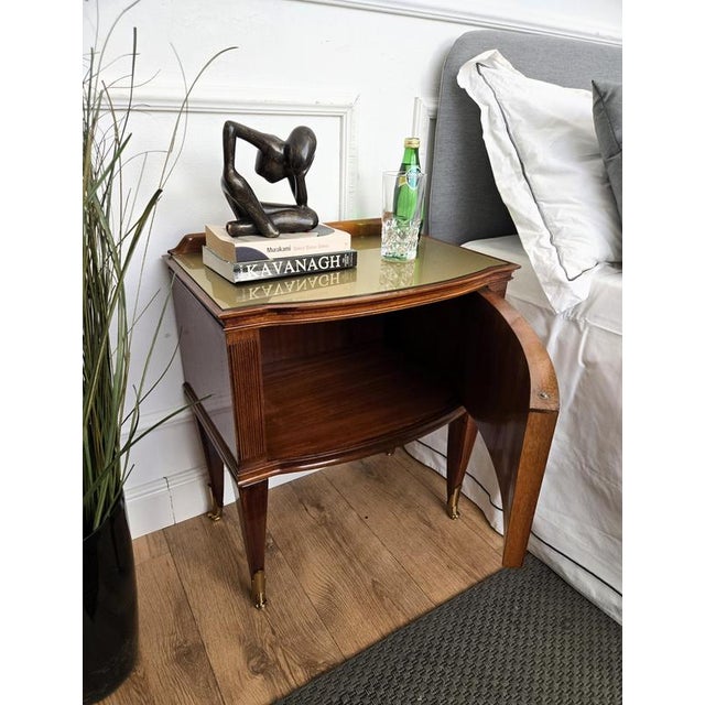 Mid-Century Italian Art Deco Style Nightstands in Walnut with Glass Tops, 1950s, Set of 2 For Sale - Image 4 of 11