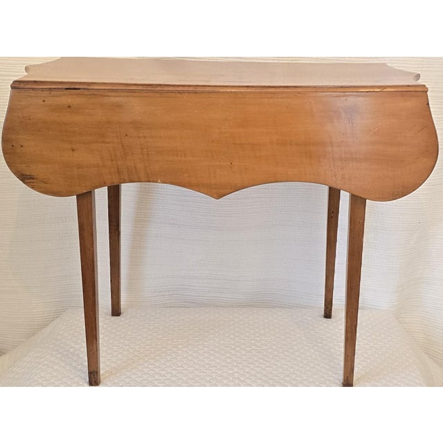 Early 19th Century American Hepplewhite-Style Drop-Leaf Table For Sale - Image 4 of 7
