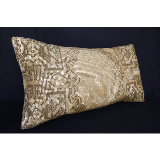 Here i am listing a 100% Handmade double knotted rug pillow cover, made from Vintage Oushak carpet rug. This’s a modern...