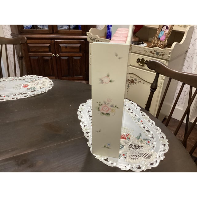 Pink 1990s Pfaltzgraff Tea Rose Wall Spice Rack With 12 Canisters with Shelf New Rare Complete Set For Sale - Image 8 of 18