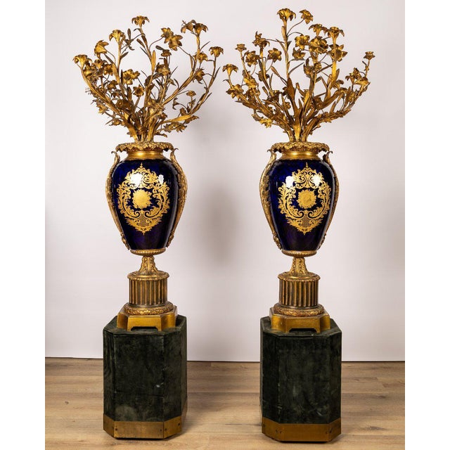 Period: 19th century Style: Napoleon 3rd Condition: Good condition Material: Porcelain Width: 67Height: 185Depth: 67