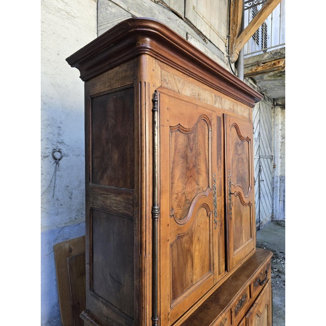 Two-Part Louis XV Cabinet in Walnut, 1760 For Sale - Image 3 of 18