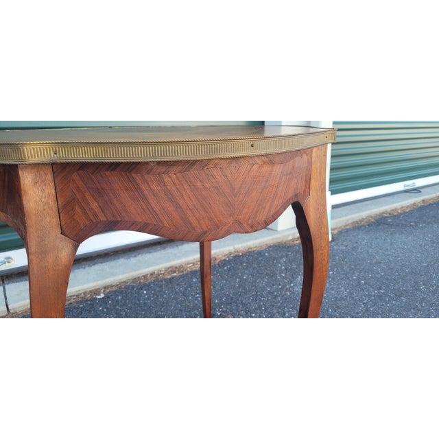 A fine pair of antique French satin wood end tables. Featuring beautiful figured satin wood tall slender bird like legs...
