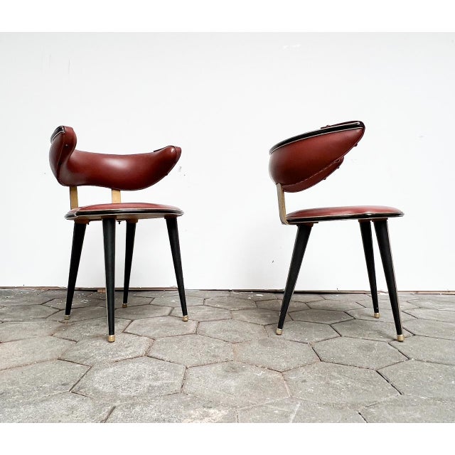 These chairs from Anonima Castelli come from Italy and date from the 1960s. The curved backrest, the special armrests, the...