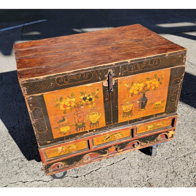 Antique Painted Chinese Trunk 19th Century For Sale - Image 15 of 17