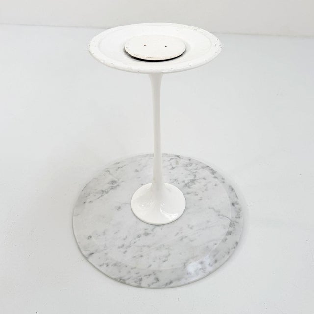 Metal Tulip Side Table in Marble by Eero Saarinen for Knoll, 1970s For Sale - Image 7 of 9