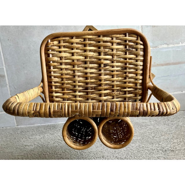 Circa 1980 Nicely-Sized Tortoiseshell Rattan & Jute Wine & Charcuterie / Picnic Basket For Sale - Image 9 of 12