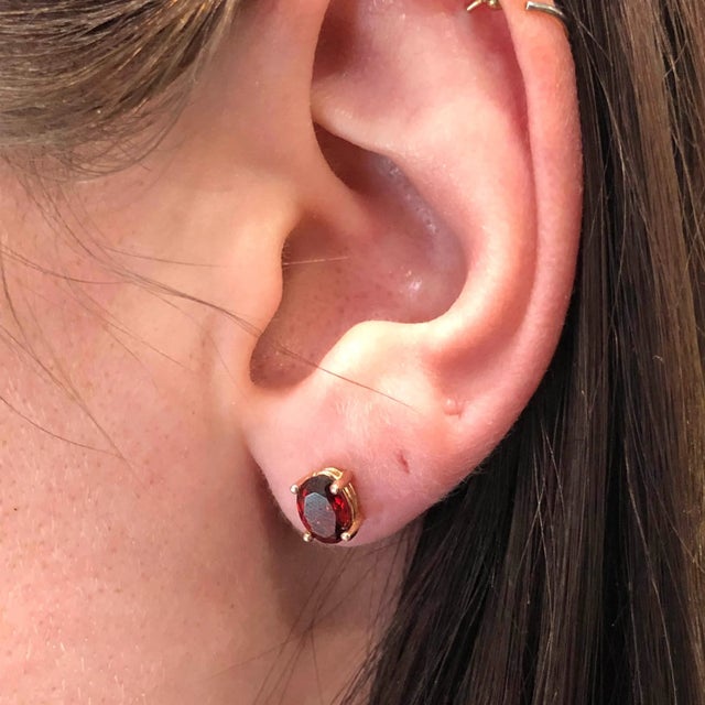 These garnet studs are both bold and elegant! The deep red stones are beautifully set in a secure four-prong setting,...