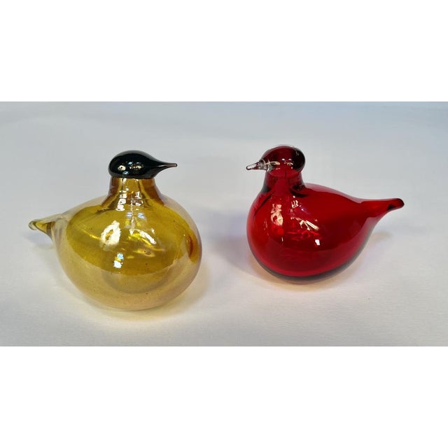 This set of two high-quality mouth-blown glass art 'Tirri' bird figures was hand-made in the legendary glassmaking village...