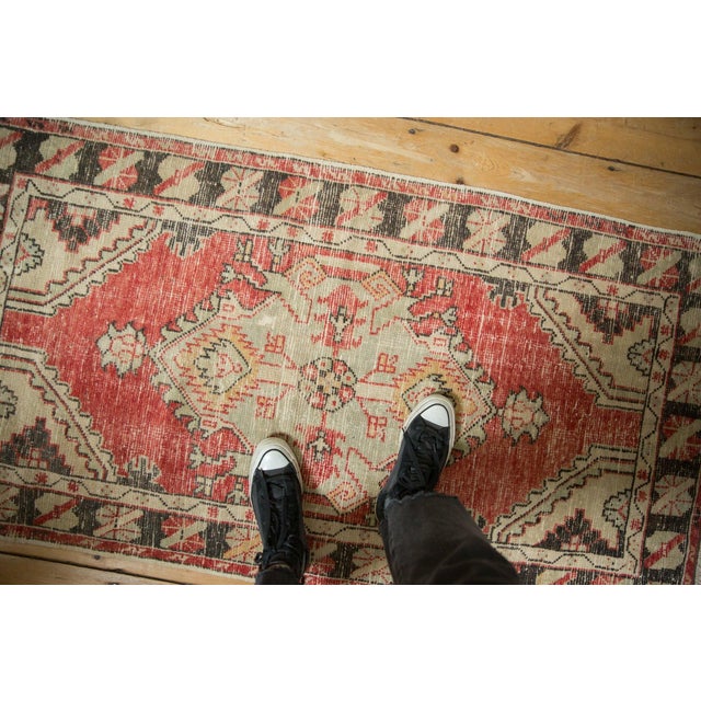 :: Center medallion with outwardly directed serrated germinating blossoms atop a predominantly open field with corner...