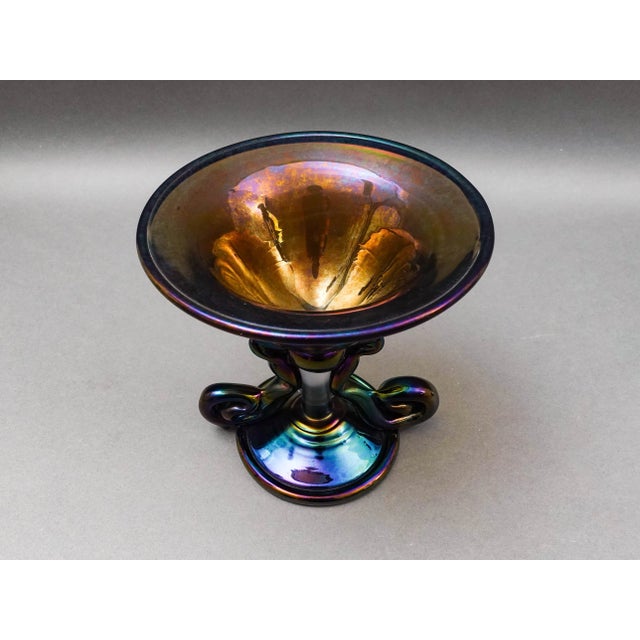 Kim Newcomb 1973 Signed Iridescent Art Glass Vase Pedestal Bowl Compote For Sale In Miami - Image 6 of 8