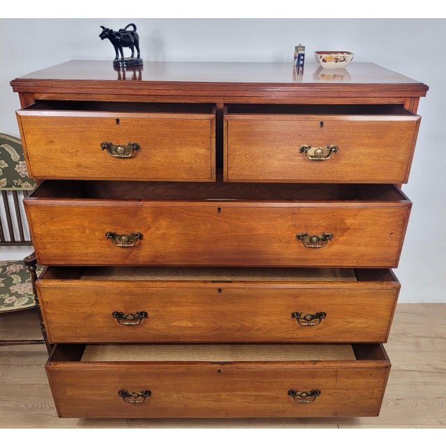 This gorgeous Victorian Chest of drawers has excellent period features that would excentuate the home bedroom or living...