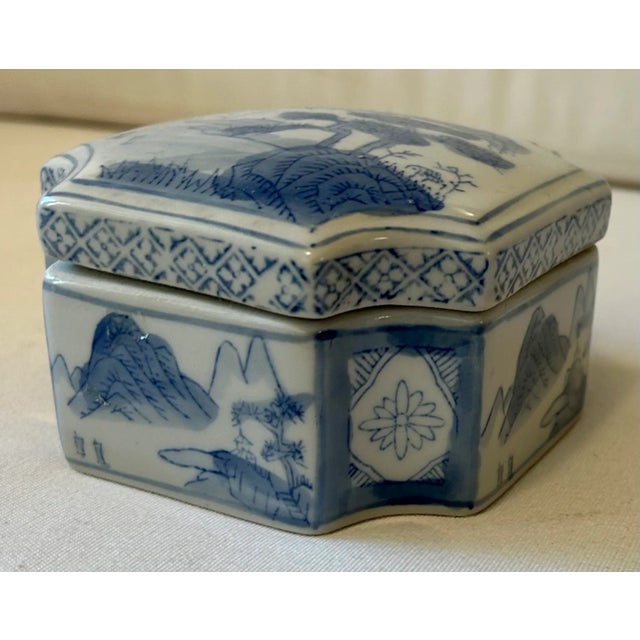Chinoiserie Vintage Chinoiserie Blue and White Lidded Ceramic Box For Sale - Image 3 of 12