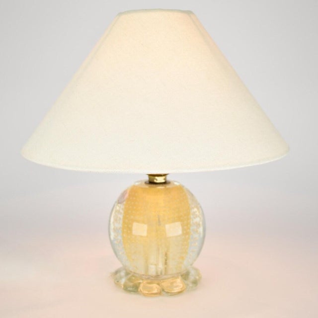 Gold Mid Century Modern Murano Glass Bullicante Table Lamp 1950s | Vintage Gold Flakes Accent Light Italian Hollywood Regency Seguso Barovier Toso For Sale - Image 8 of 9