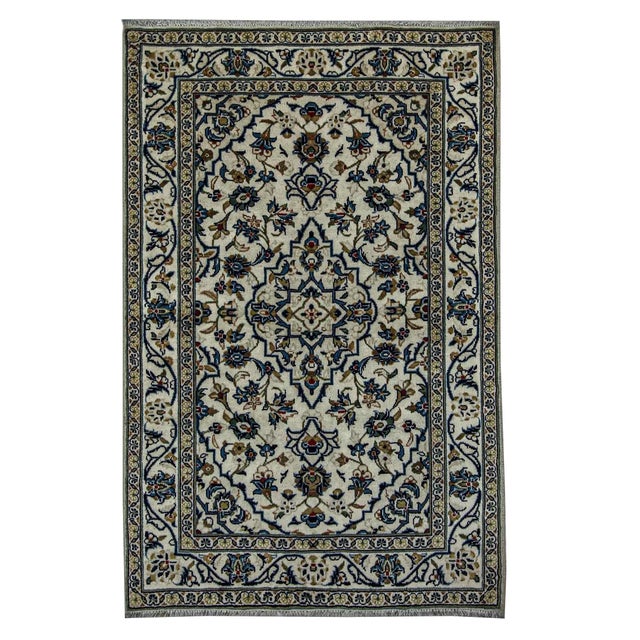 Middle Eastern Rug in Wool For Sale - Image 6 of 6