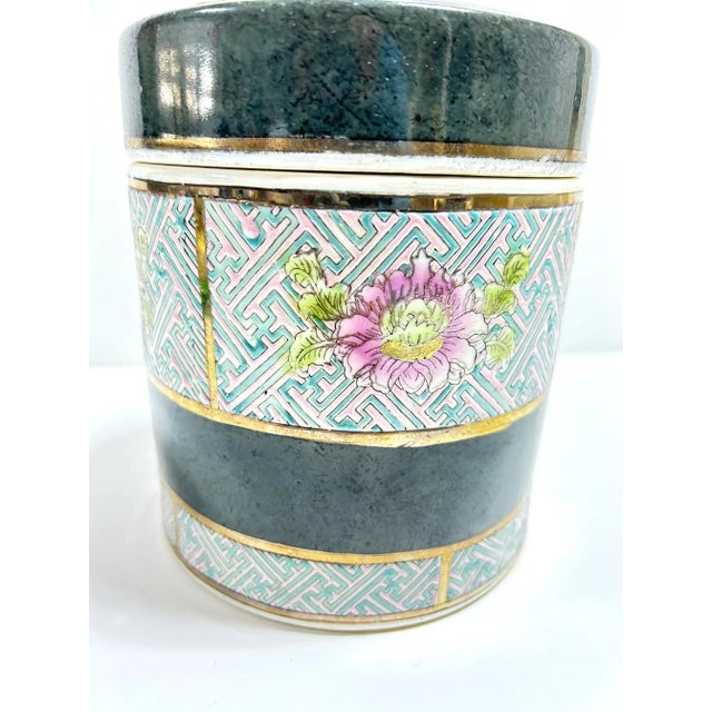 Chinese Vintage Porcelain Chinoiserie Lidded Ginger Jar For Sale - Image 3 of 12