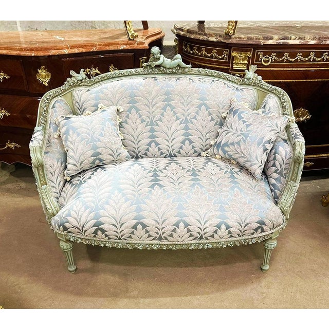 It is worth taking a closer look at the detail of the angel in the centre with the birds on the sides. Feel like royalty...