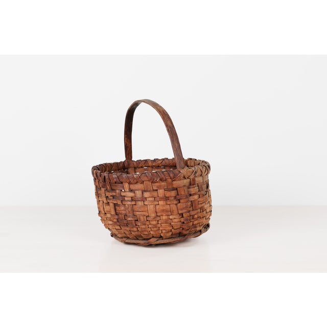 Wood Late 19th to Early 20th Century Hand-Woven American Splint Gathering Basket For Sale - Image 7 of 11