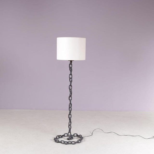 This striking 1970s Brutalist chain floor lamp is a wonderful example of sculptural vintage lighting, created in the style...