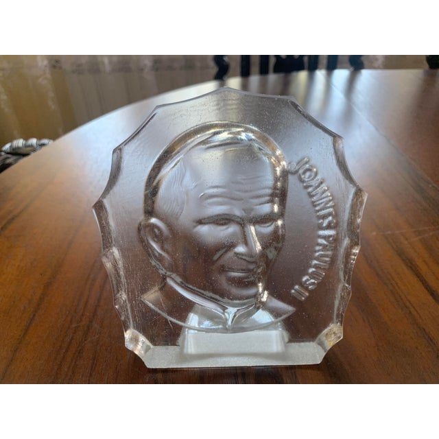 Image of John Paul II in crystal glass, 1979 Cast in crystal glass. from the years 1979-1981. Good condition, superficial...