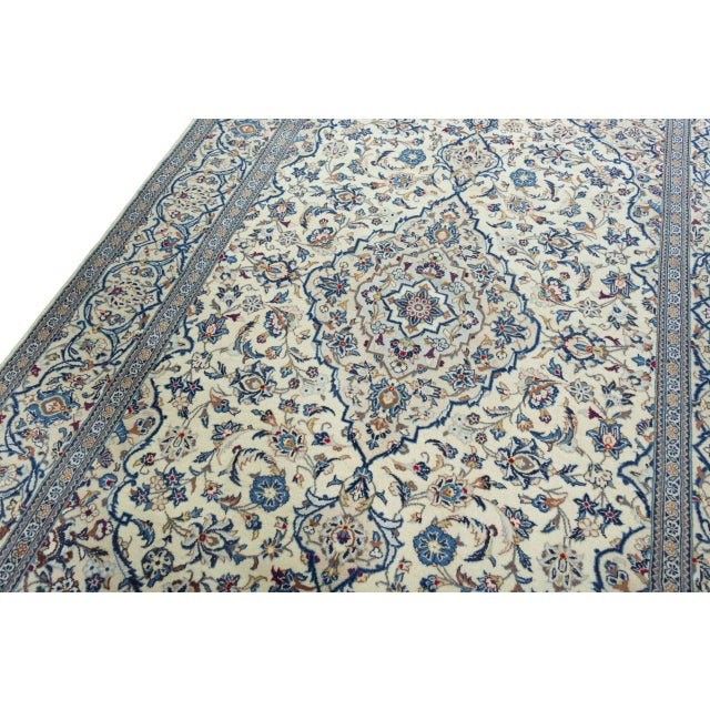 Hand-Knotted Kashan Rug in Wool For Sale - Image 5 of 13