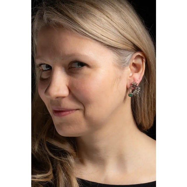 Modern Emerald and Baguette Diamond Drop Stud Earrings For Sale - Image 3 of 4
