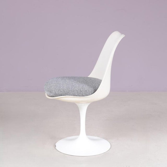 Eero Saarinen Tulip Side Chair in White Coated Aluminium with Plastic and Fabric Cushion by Eero Saarinen for Knoll Int. USA, 1970s For Sale - Image 4 of 12