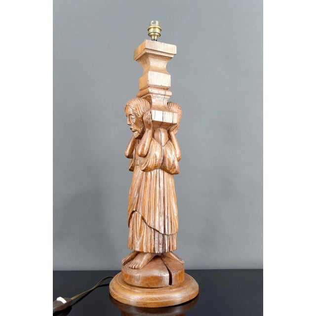 Impressive Pilaster Lamp in Carved Oak – Bearers / Atlantes France, 20th Century – Neo-Gothic Style A majestic pilaster...