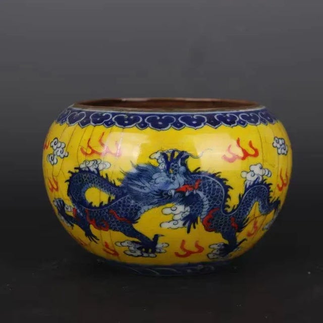 H-10.8cm,W-17.5cm This vintage Famille Verte porcelain brush pot features a beautiful cloud and dragon pattern, showcasing...