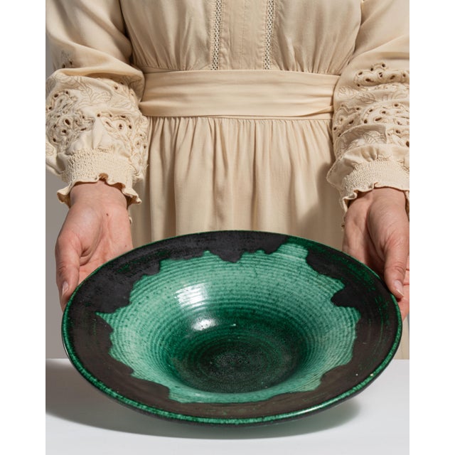 This 1960s serving bowl from France is finished in teal, worked in ceramic. Its form follows honest, well-proportioned...