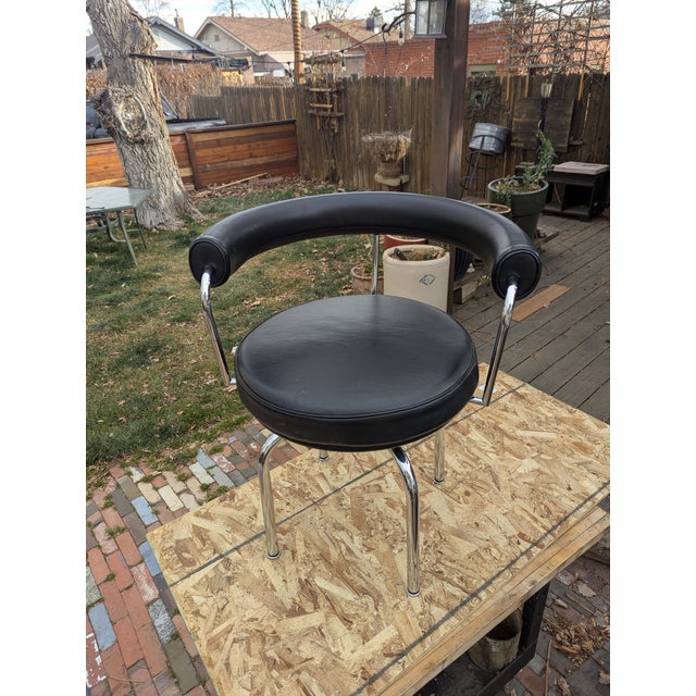 2000 - 2009 Le Corbusier Lc7 Swivel Chair for Cassina — Authentic, Excellent Condition For Sale - Image 5 of 6
