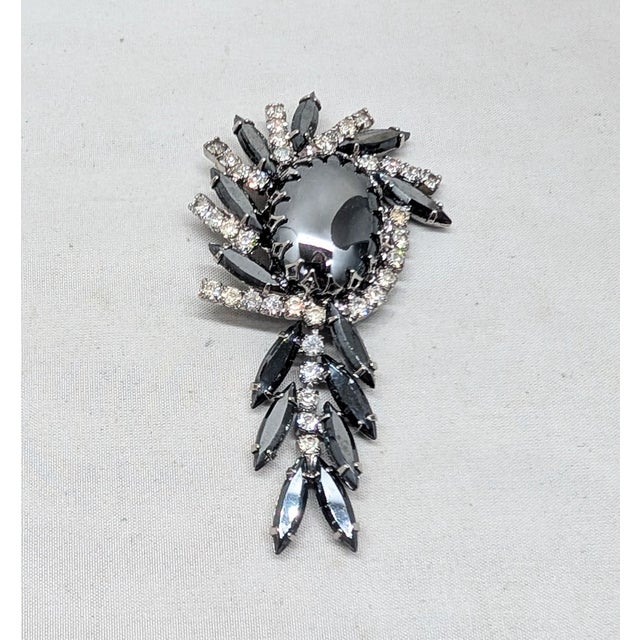 Juliana Vintage 1960s Delizza & Elster Cabochon Faux-Hematite With Dangle Drop Brooch For Sale - Image 4 of 8