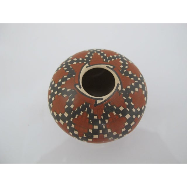 Miniature Mata Ortiz Chelo Acosta Red & Green Geometric Seed Pot Vase Pair For Sale - Image 9 of 10