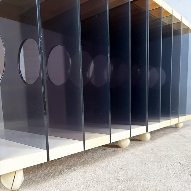 Encore Acrylic Record Racks by Height and Guille for Artifact Designs, England, 1973, Set of 2 For Sale - Image 6 of 13