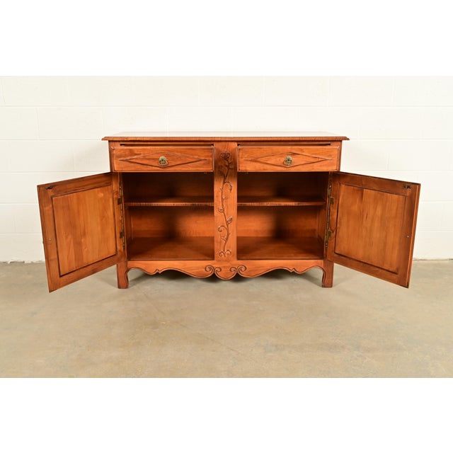 Late 20th Century Ethan Allen French Provincial Louis XV Carved Solid Maple Sideboard or Bar Cabinet For Sale - Image 5 of 17