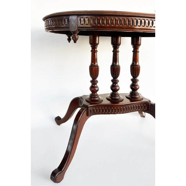 Victorian Early 20th Century Mahogany Oval Parlor Table With Matched Veneer Top Supported by Turned Columns For Sale - Image 3 of 11