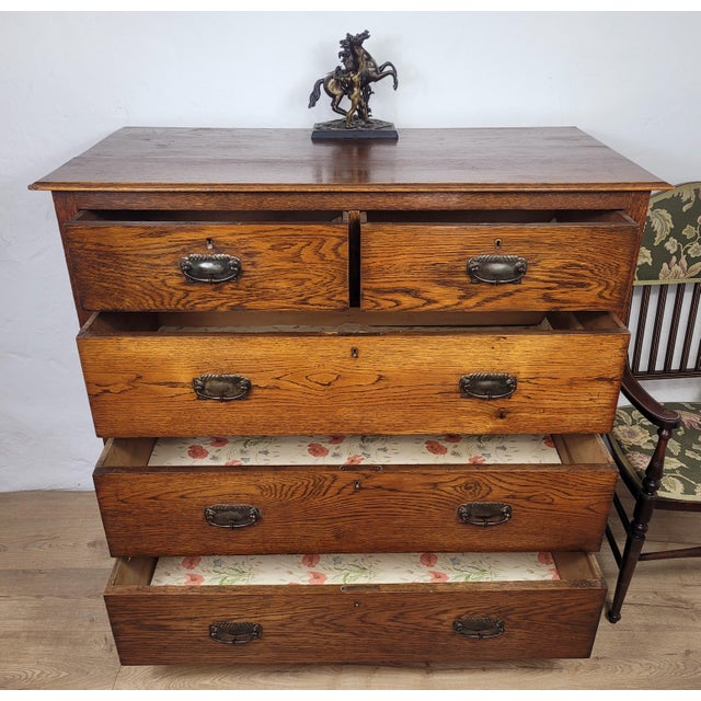 This is a gorgeous Edwardian Oak Chest of drawers, with wonderful country features that excentuate the home bedroom or...