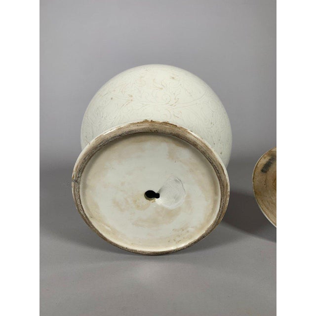 Porcelain vase from the 18th century, China, Qing Dynasty For Sale - Image 9 of 12