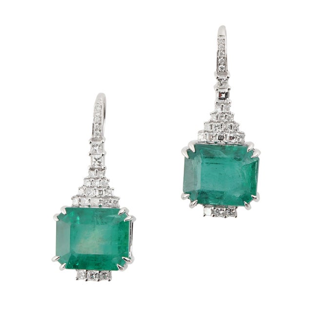 Natural zambian Emerald diamond earring in 18k gold For Sale - Image 11 of 18
